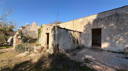Corpo Di Trulli Con Fabbricati